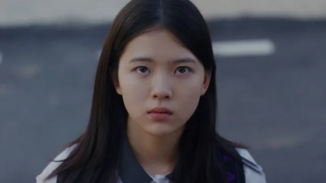 캐리어를 끄는 소녀 剧照 3