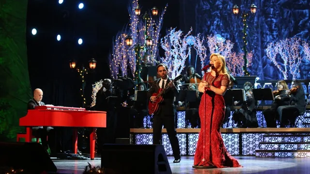 Kelly Clarkson's Cautionary Christmas Music Tale 剧照 1