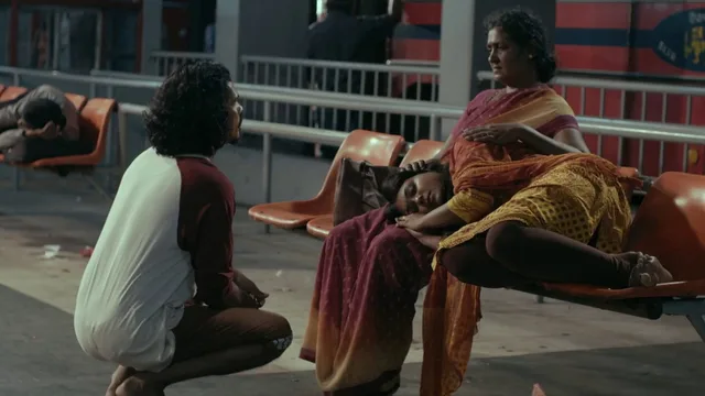 තුන්දෙනෙක්. 剧照 1