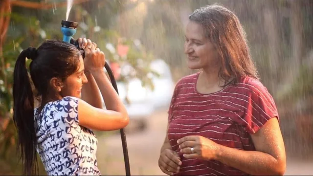 සුදු ඇඳගෙන කළු ඇවිදින් 剧照 1